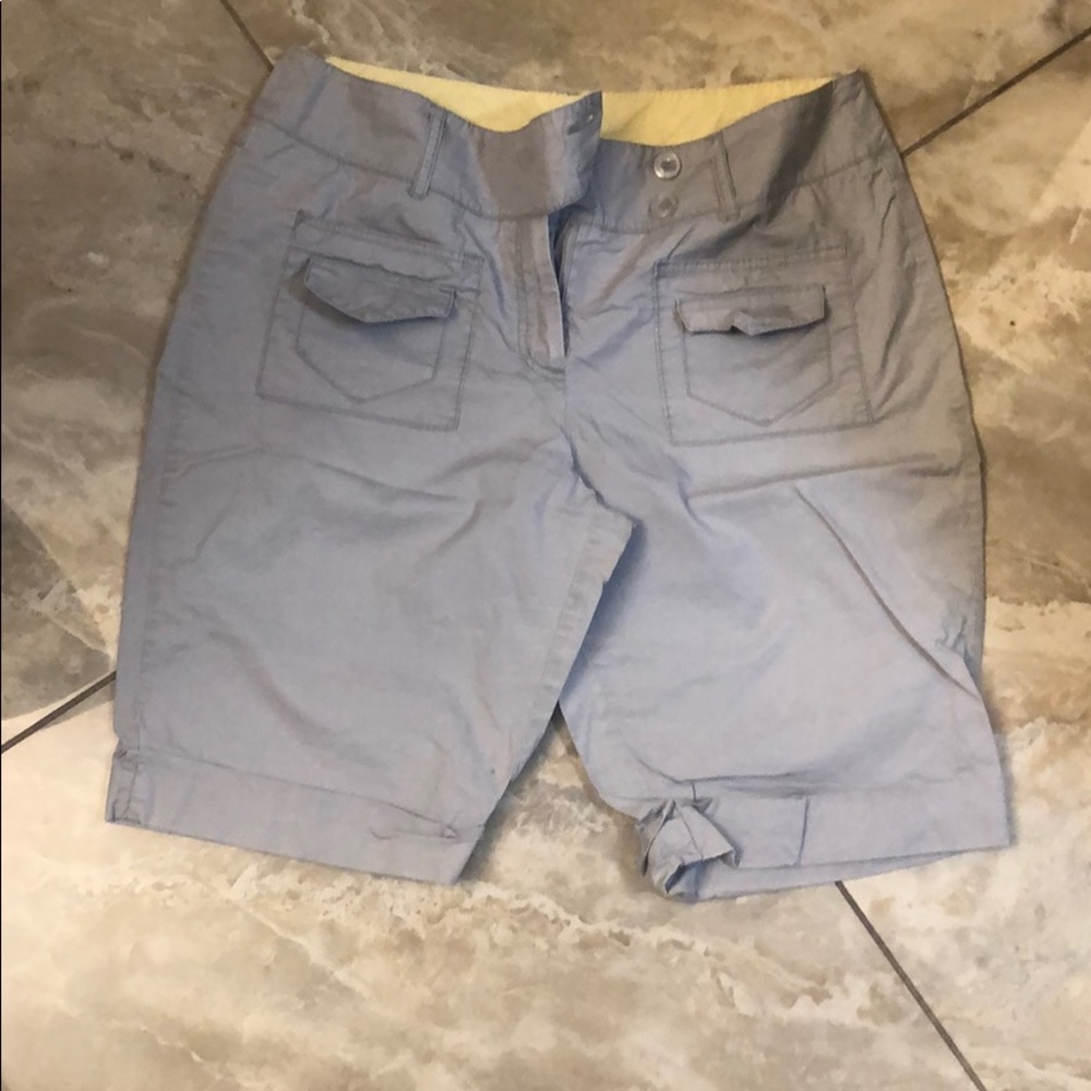 Gray Bermuda thigh shorts with pockets and cuffed bottom